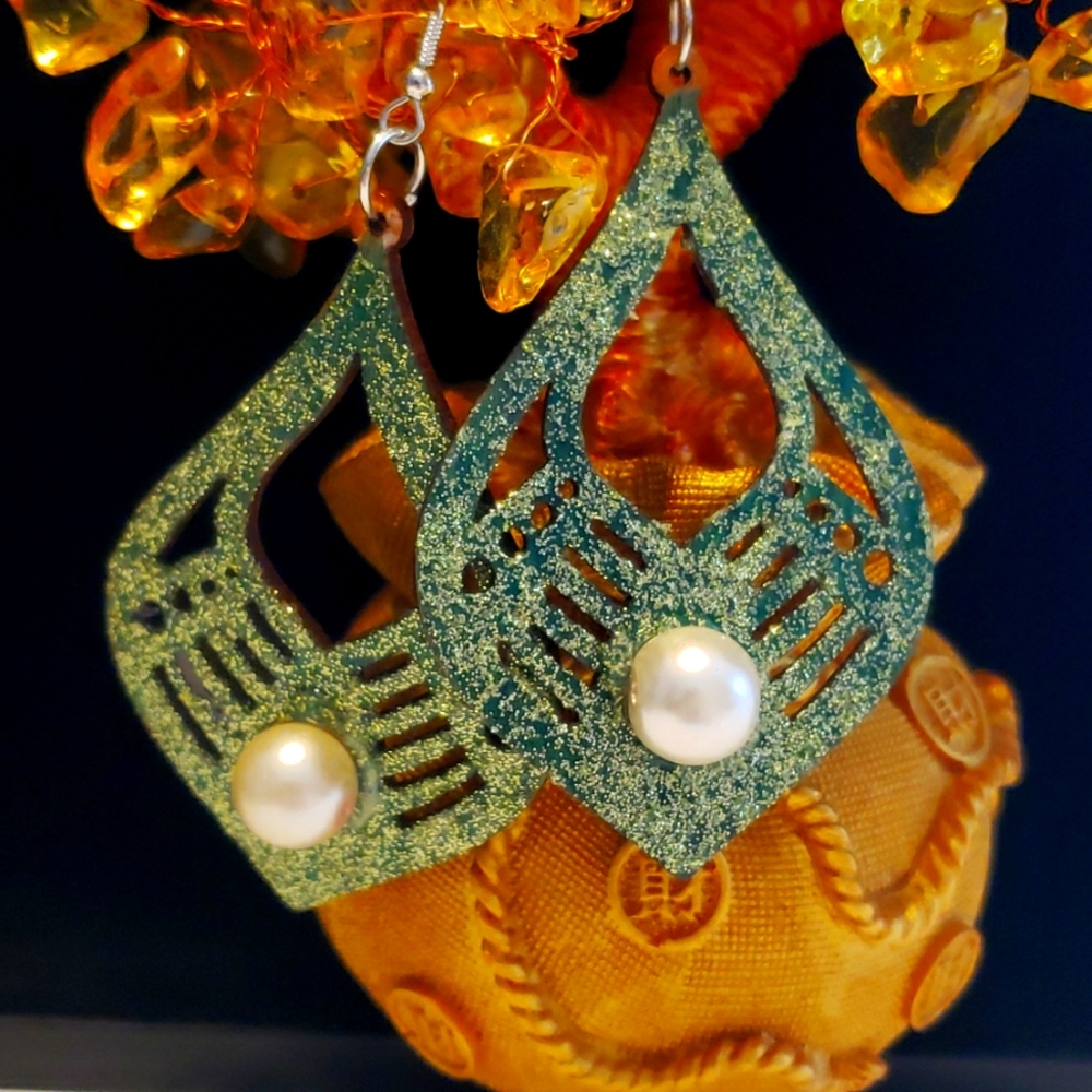 Sparkling Green with pearl earrings